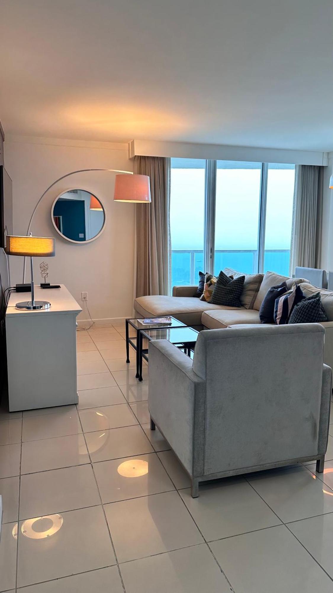 Breathtaking Direct Bay Views 2 Bedroom With Parking Appartement *