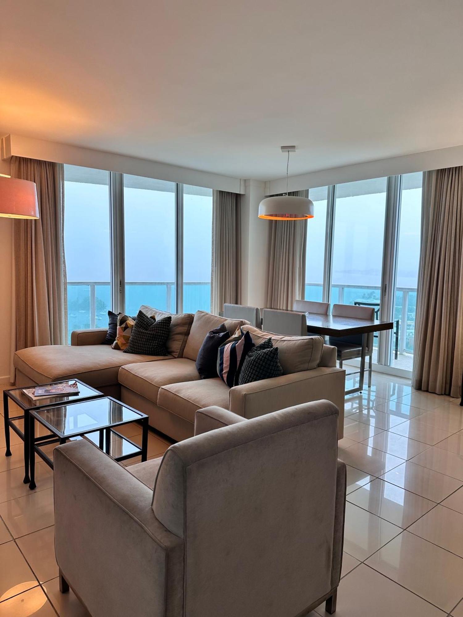 Appartement Breathtaking Direct Bay Views 2 Bedroom With Parking *