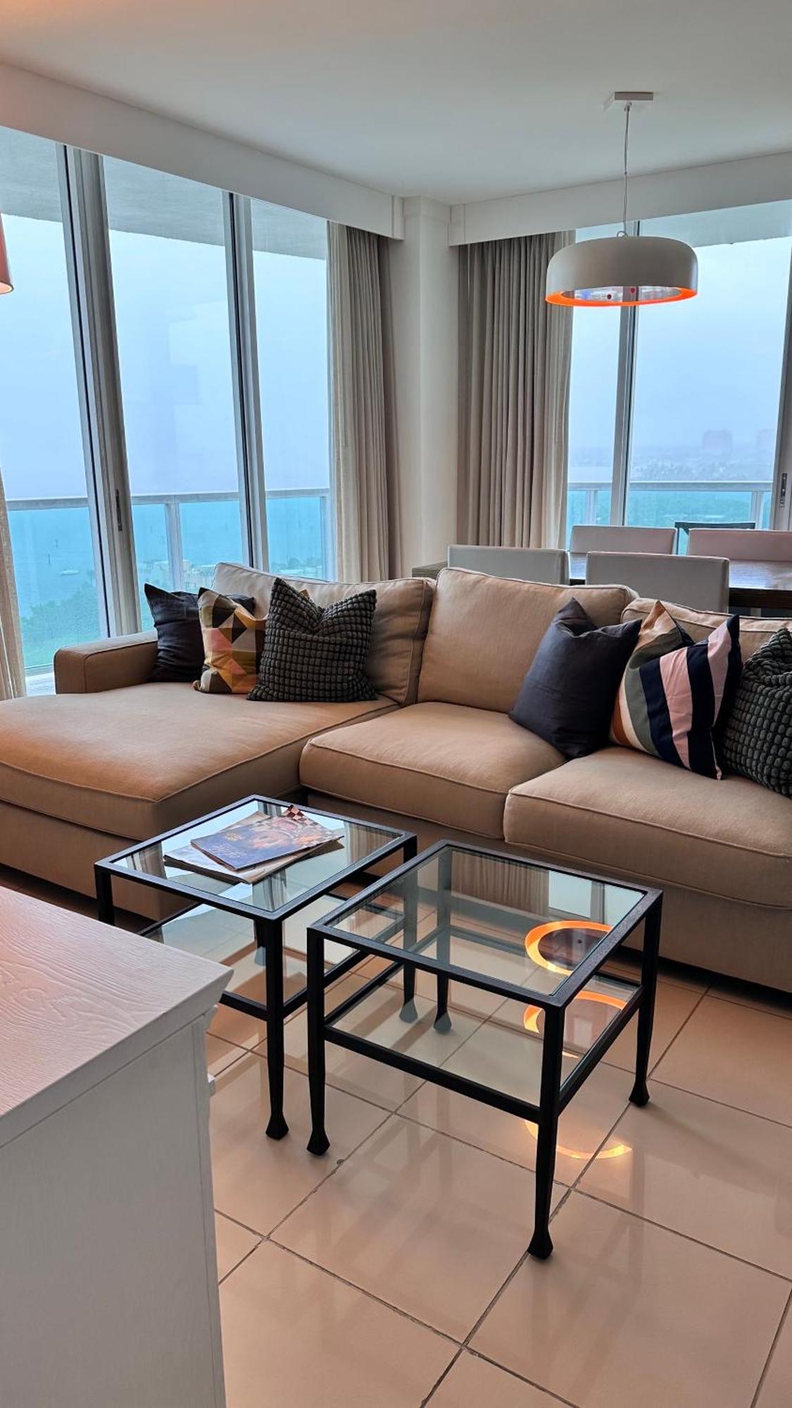 Breathtaking Direct Bay Views 2 Bedroom With Parking Appartement